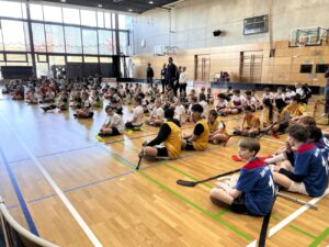 1. von 2 Spieltagen des Floorball-Landesfinale der Berliner Schulen in 2025. Das Team von RHG und Karower Dachsen im Vordergrund. Foto: Martin