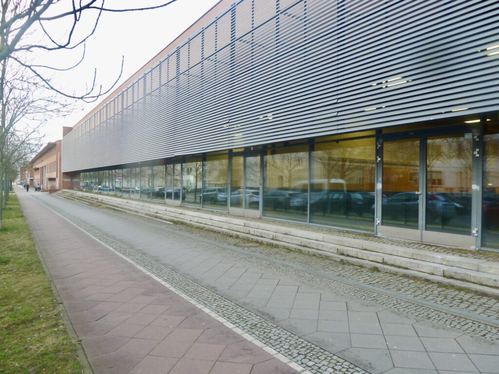 Außenansicht der Sporthalle des Robert-Havemann-Gymnasiums