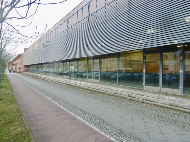 Außenansicht der Sporthalle des Robert-Havemann-Gymnasiums