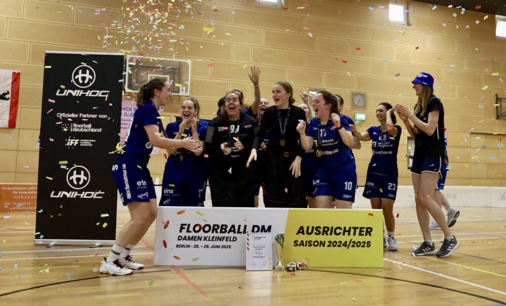 1. Platz für Floor Fighters Chemnitz bei der Deutschen Floorball-Meisterschaft der Damen 2025 in Berlin bei den Karower Dachsen.