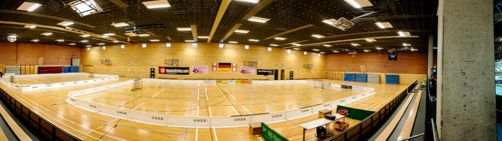 Blick auf das Spielfeld im Robert-Havemann-Gymnasium kurz vor Beginn der Deutschen Floorballmeisterschaft