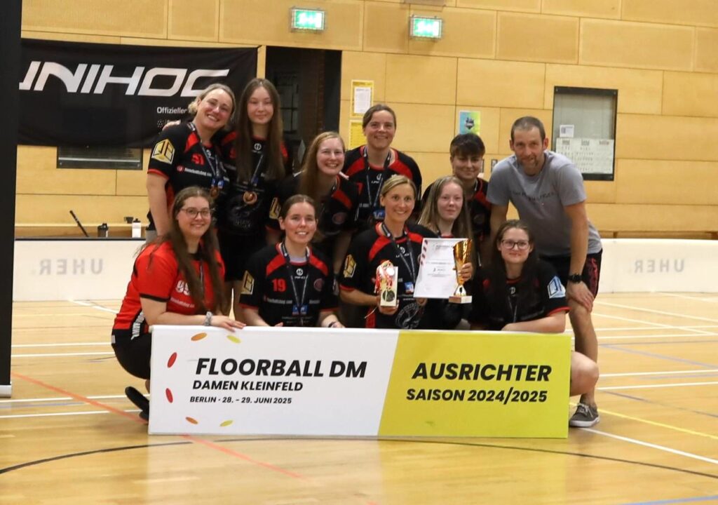 3. Platz für die STV Sedelsberg Floorball Hawks bei der Deutschen Floorball-Meisterschaft der Damen 2025 in Berlin bei den Karower Dachsen.