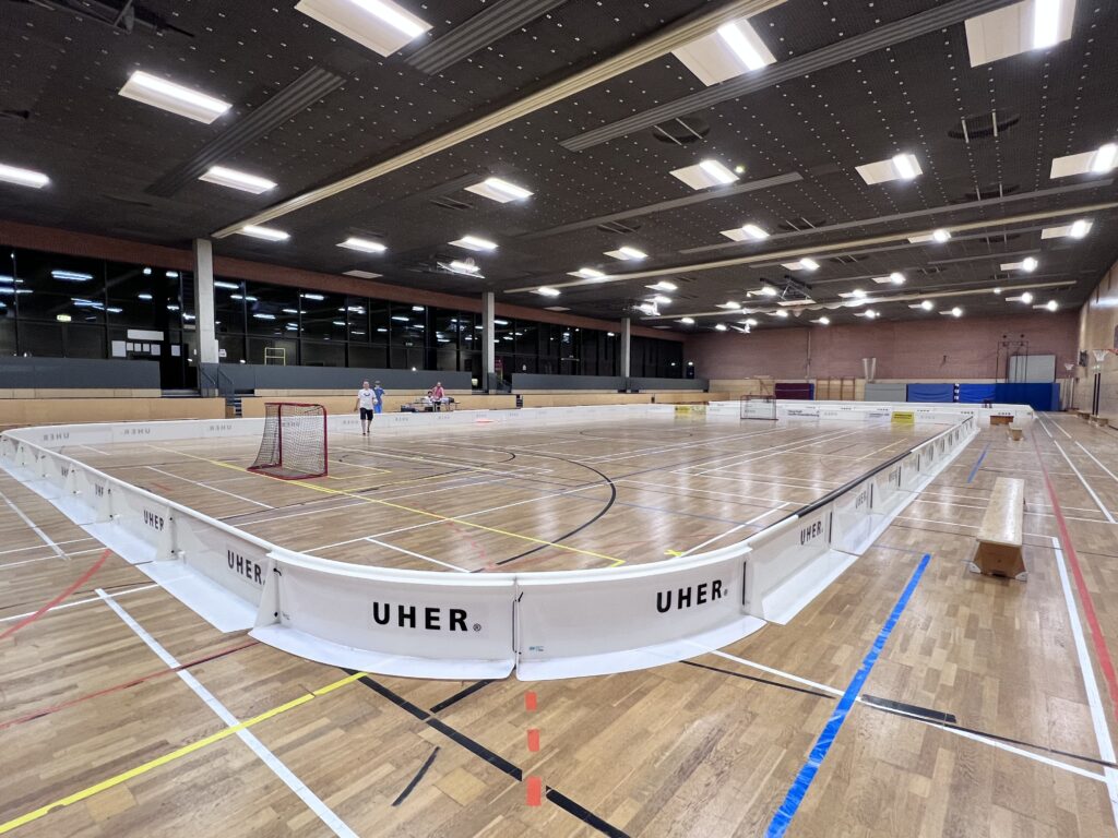Floorball Festival Berlin bei den Karower Dachsen: Aufbau am Vorabend in der 4-Felder-Halle des Robert-Havemann-Gymnasiums