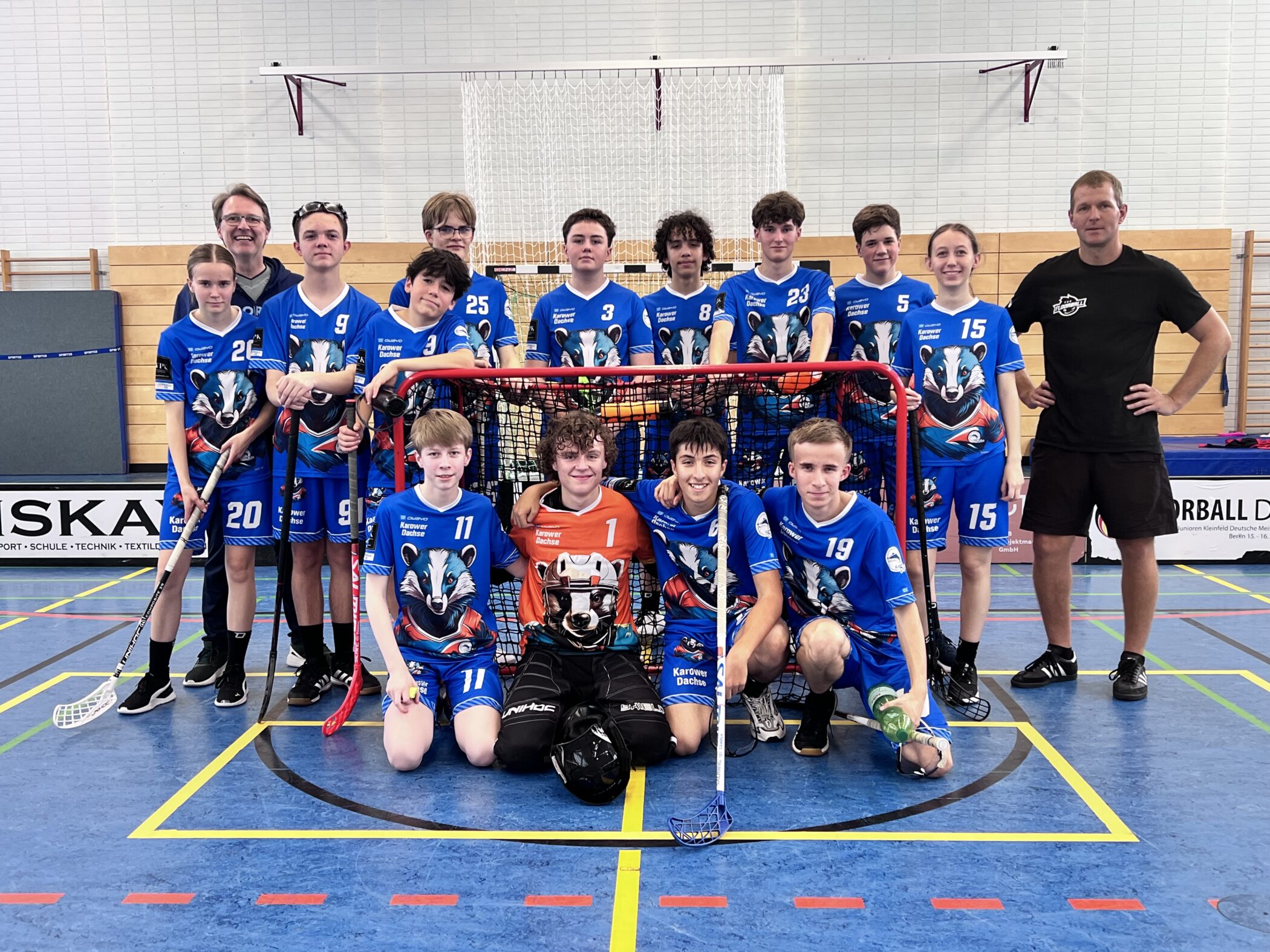 Hockeyteam in blauen Trikots aufgestellt.