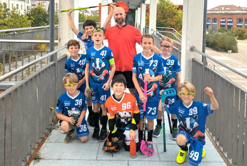 U9-Team und Fans um Trainer Elric zum Start der 2025/26er-Saison