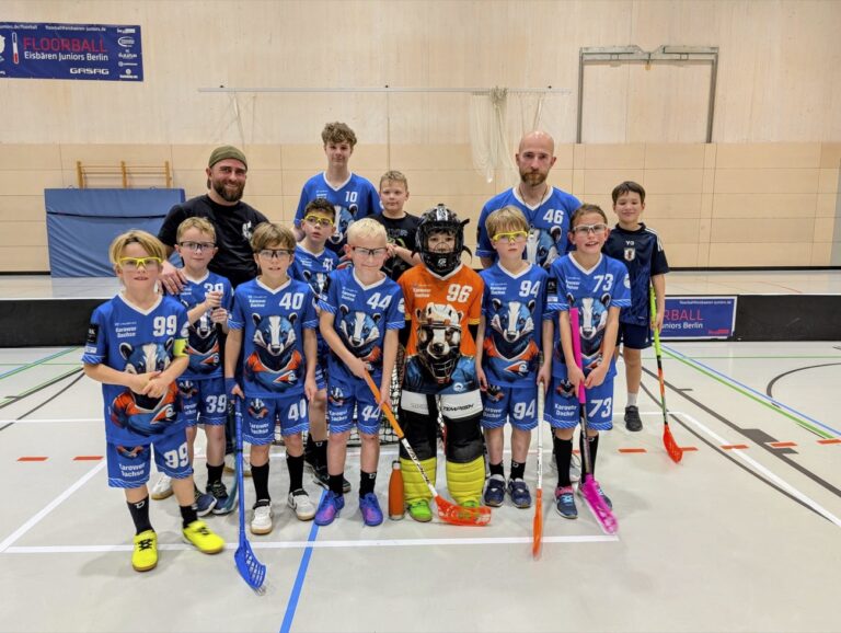 U9 am 16. November 2025. Mit Trainer Elric, Sporthelfer Elias und Fans.