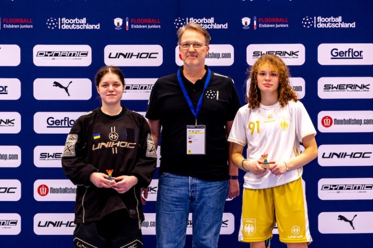 Ehrung der MVPs vom ukrainischen und deutschen Team durch Abteilungsleiter Martin Paff, hier in Funktion als Vize-Präsident vom Floorball-Verbands Berlin-Brandenburg e. V., beim der Women’s U19 World Floorball Championships 2026 EUR Qualification.