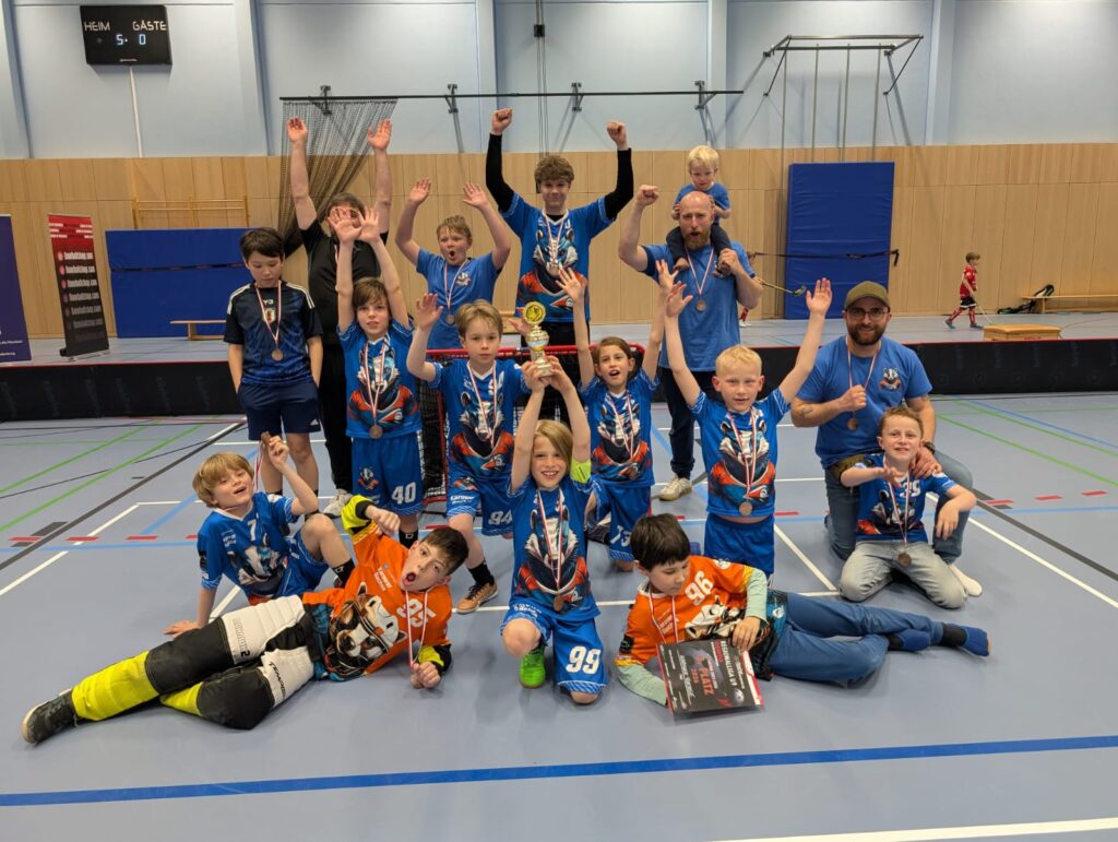 Zum ersten Mal gelingt es einer Mannschaft der Karower Dachse im Floorball einen Pokal in den Play-Offs zu gewinnen.