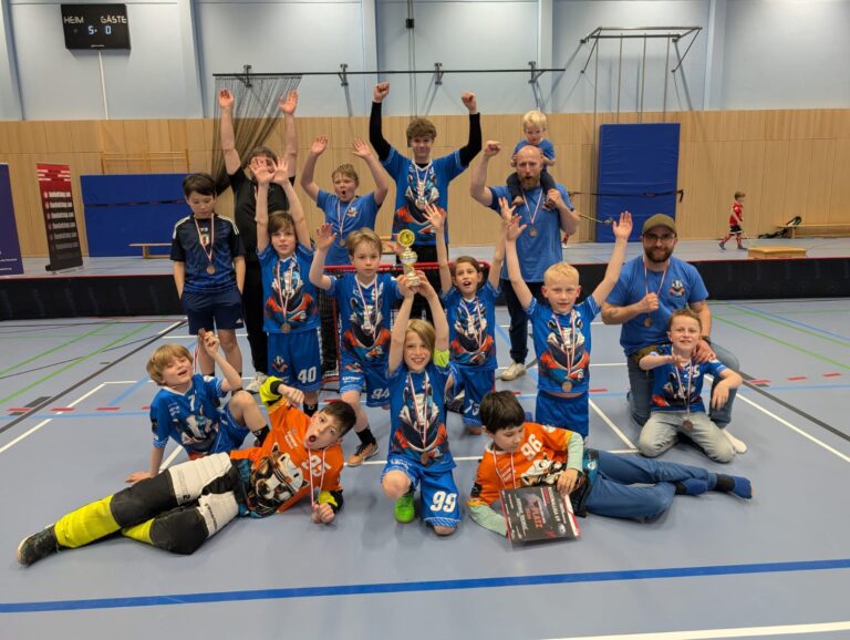 Zum ersten Mal gelingt es einer Mannschaft der Karower Dachse im Floorball einen Pokal in den Play-Offs zu gewinnen.