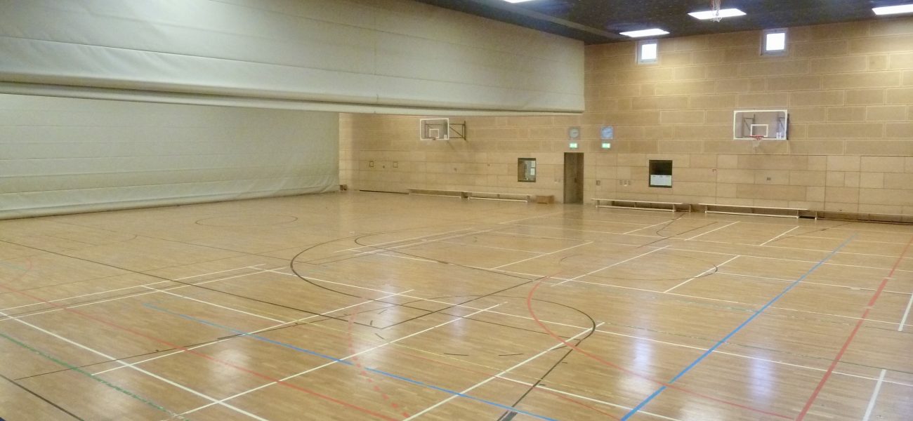 Innenansicht der Sporthalle des Robert-Havemann-Gymnasiums Innenansicht der Sporthalle des Robert-Havemann-Gymnasiums